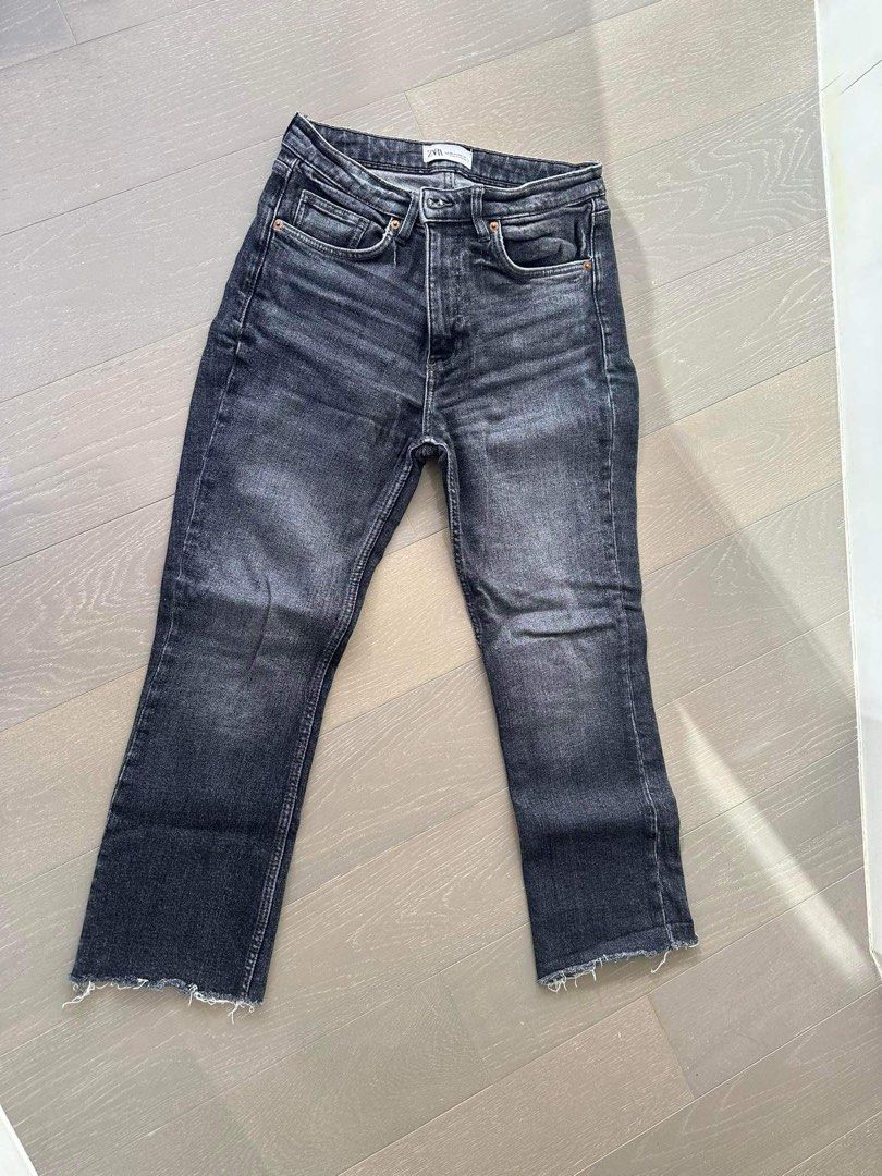 ZARA Black Highwaist Jeans (Category: Jeans) located in Mandaluyong City. Submitted by darachii (Listing ID 1300909928, Image 2). Description: ZARA Black Highwaist Maong - never used - condition: 10/10 - med (can fit semi large) - bought this around 2k+ for reference, my waistline is 28in selling it for only ₱700!.