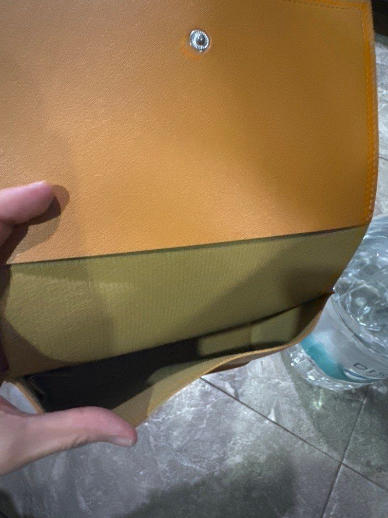 Acqua di parma pouch (Category: Luxury Bags & Wallets) located in Pasig City. Submitted by tuborgtrading (Listing ID 1296701656, Image 3). Description: .