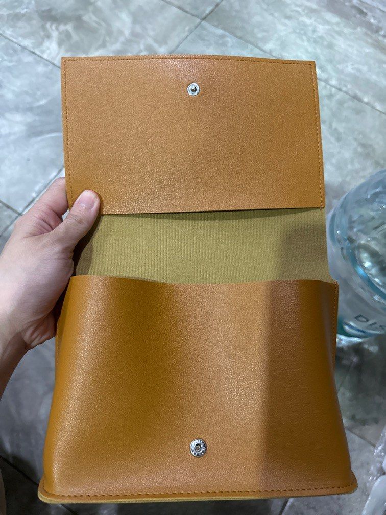 Acqua di parma pouch (Category: Luxury Bags & Wallets) located in Pasig City. Submitted by tuborgtrading (Listing ID 1296701656, Image 2). Description: .