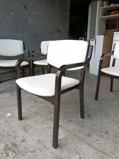 Armrest Dining Chairs
Price: 14700 for 6

L21 x W18 x H17.5
Sandalan height 30.5
Solid wood frame, leather seat, bentwood
In good condition

Code LJ 960