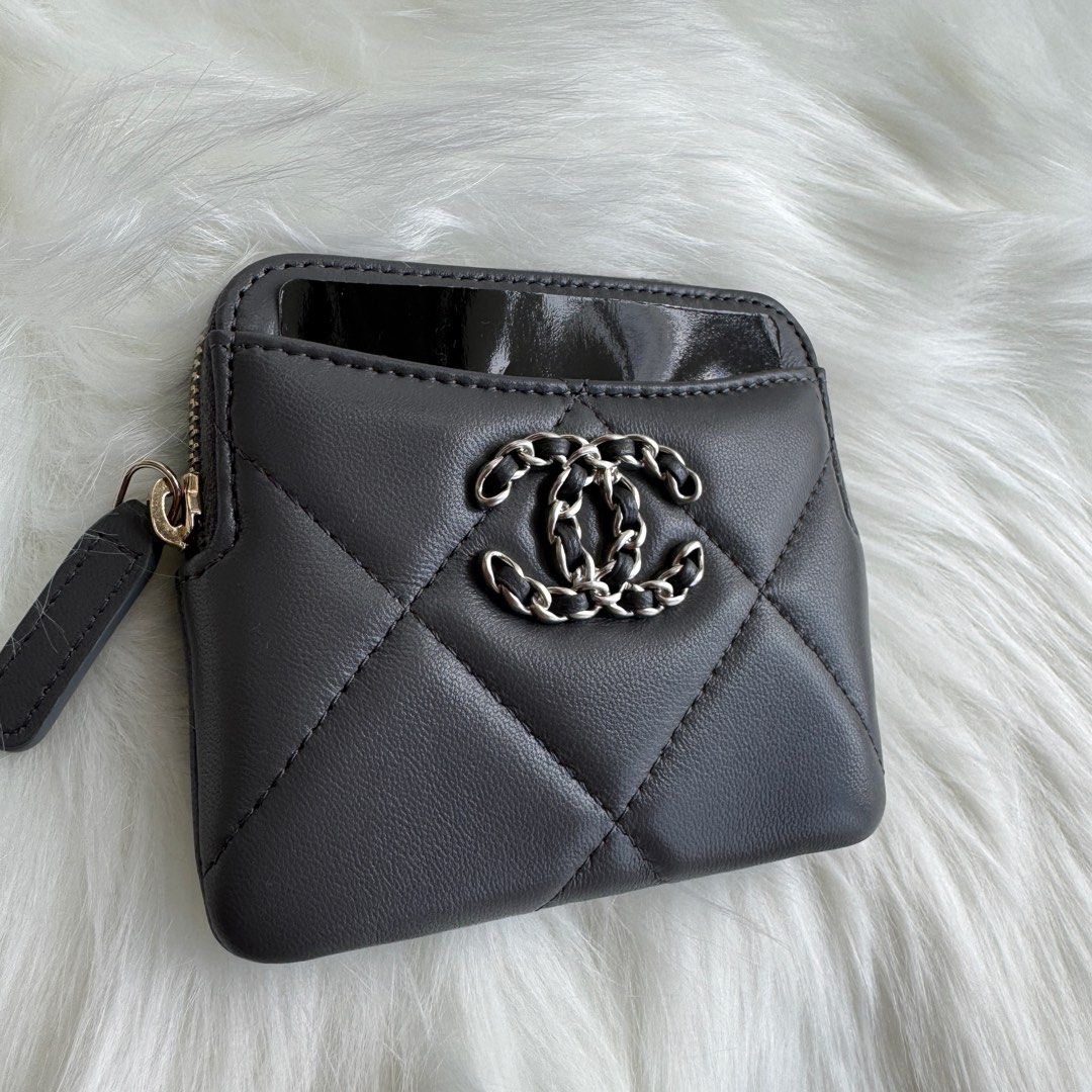 (Below Retail) Chanel 19 Zipped Coin Purse (Category: Bags & Wallets) located in Singapore. Submitted by missbrownbear (Listing ID 1172546426, Image 2). Description: Collection 22A Full set with local receipt Strictly no trades n lowballers..