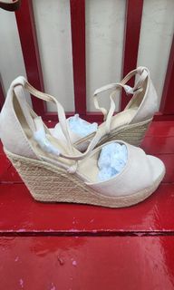 Blush wedge with straps