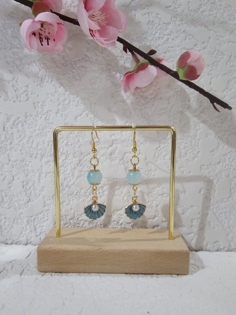 Shell Earrings (Category: Earrings) located in Singapore. Submitted by henzaint (Listing ID 1296568524, Image 1). Description: Handmade Earrings by Yours Truly. Please support a hobby. Thank you! Free postage via Normal Mail.