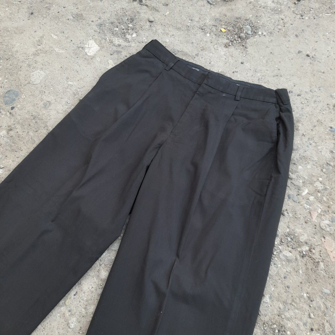 G2000 Pleated Black Dress Pants (Category: Trousers) located in Santiago. Submitted by ace.stuff (Listing ID 1296652707, Image 2). Description: No issues Only needs ironing 43 Length 9 hem 34 Waist DM to purchase.