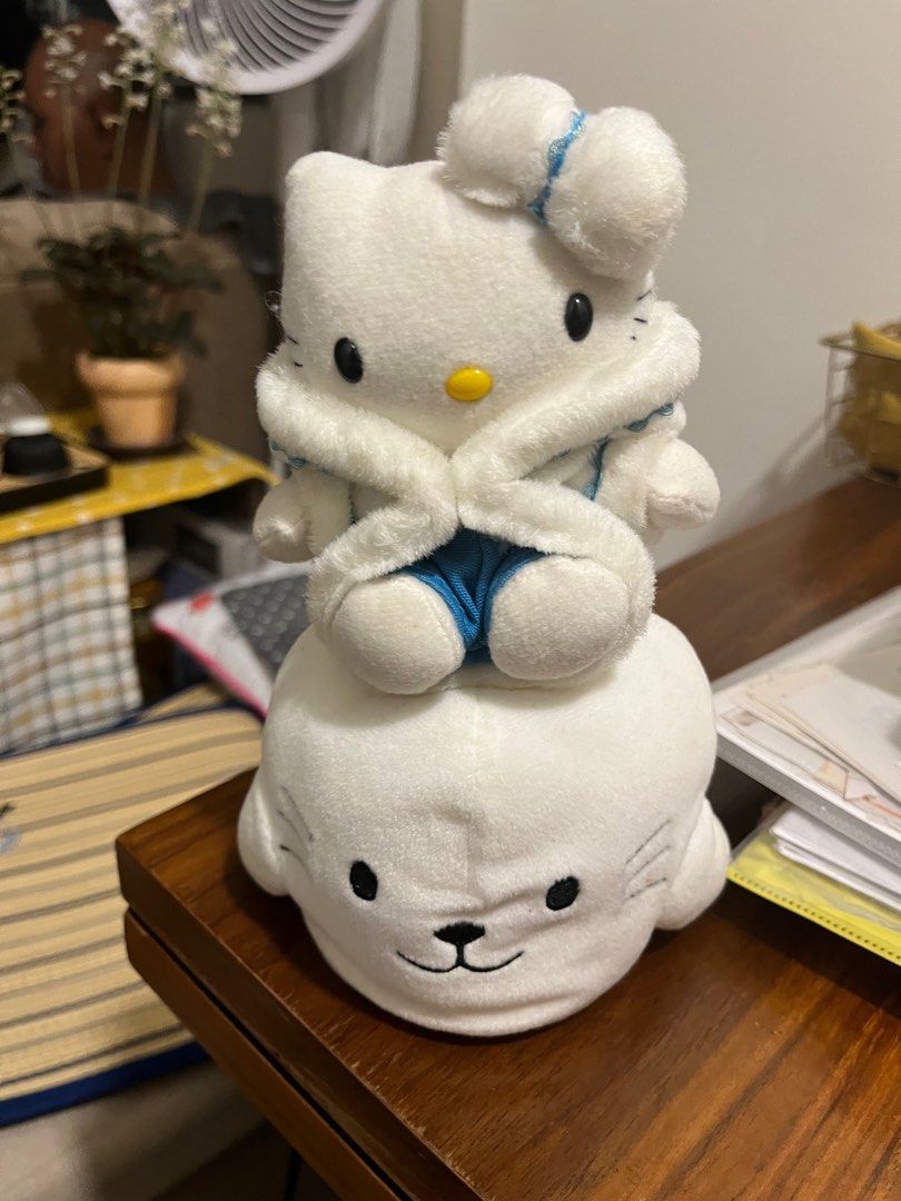 Hello Kitty 公仔 （分類：絨毛玩具）位於 Hong Kong。 由 moritawing 提交（商品編號 1296598906，圖片 1）。簡介： 圖1，個音樂有啲聲沙，但公仔完好$50 圖2，$90 黃埔鰂魚涌將軍澳交收。
