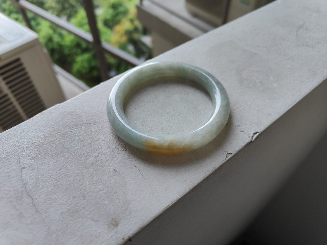 Jade Bangle (Category: Precious Stones) located in Singapore. Submitted by mllms (Listing ID 1296571336, Image 3). Description: Grade A jadeite comes with cert 57-10-10 带绿底色，还有一模黄翡。完整镯，没瑕疵。性价很高.