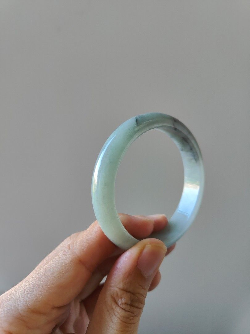 Jade bangle (Category: Precious Stones) located in Singapore. Submitted by mllms (Listing ID 1296413638, Image 6). Description: Grade A jadeite comes with cert 57-12-7.5 底子细腻，没有颗粒感。一点绿底色带乌鸡。乌鸡色线。特色镯 性价比高.