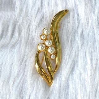 Japan Vintage Gold Tone Pearl Petal Brooch