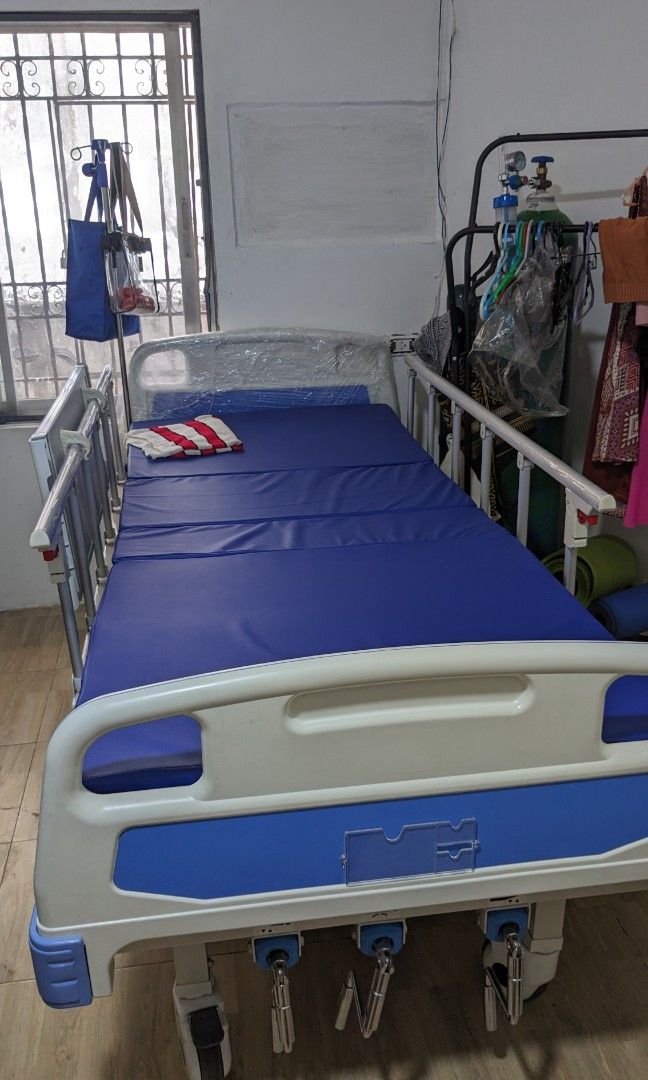 Like new Hospital Bed (Category: Bed Frames & Mattresses) located in Cainta. Submitted by roxanhernandez (Listing ID 1296614211, Image 3). Description: Aluminum hospital bed with 3 hydraulic assisted cranks (to adjust head, legs, and bed height). With patient's removable table and IV holder. Side rails for safety. Bed equipped with wheels that can be secured by locks.