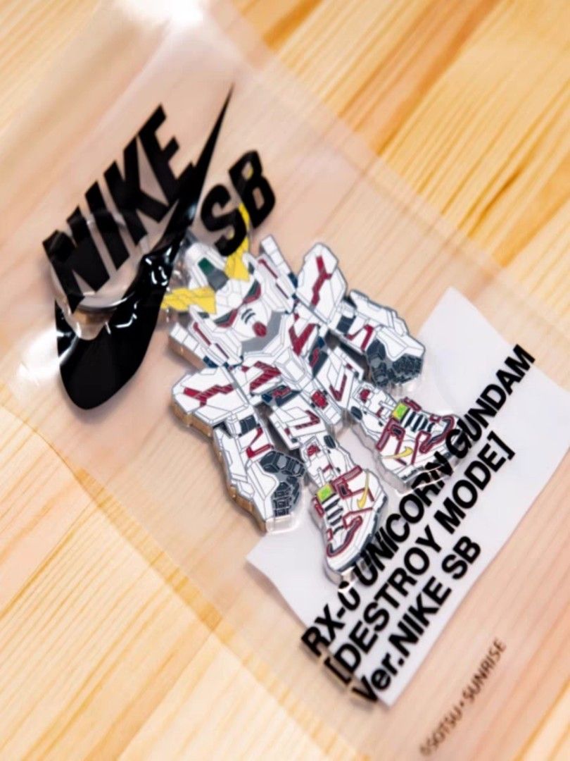 nike sb x unicorn gundam keyring