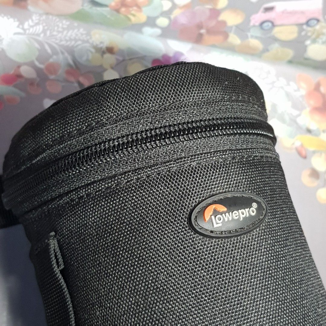 Lowepro Camera Lens Pouch Solid READ (Category: Camera Bags & Carriers) located in Paranaque City. Submitted by vintagepopsicle (Listing ID 1296624411, Image 1). Description: Excellent Condition no issues. Can carry your extra lenses. Can Also function as a carry pouch for your small accessories when traveling. Can also house a small digital camera. Thick nylon for better protection against the elements. Gcash and lalamove. Sold as it is so pls e