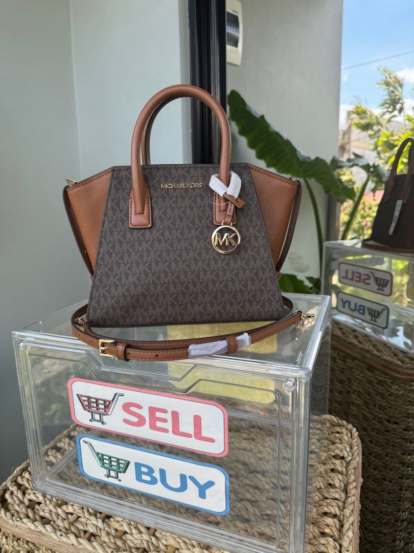 Michael Kors Avril Small (Category: Luxury Bags & Wallets) located in Calamba. Submitted by zarahzion (Listing ID 1296622574, Image 1). Description: MK Avril Small Guaranteed original & brandnew from USA 🇺🇸 onhand pinas Ready to ship comes with tag & cardcare.