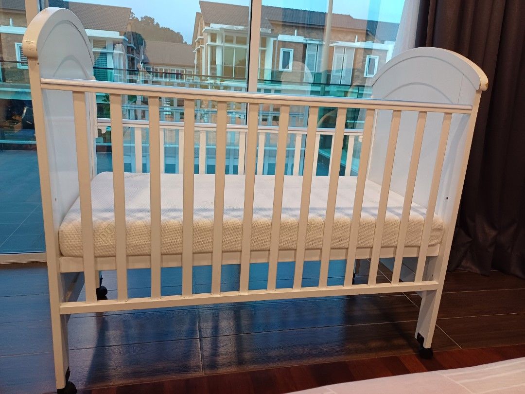OCA White Wooden Babycot with free Comfy Baby Matress price negotiable