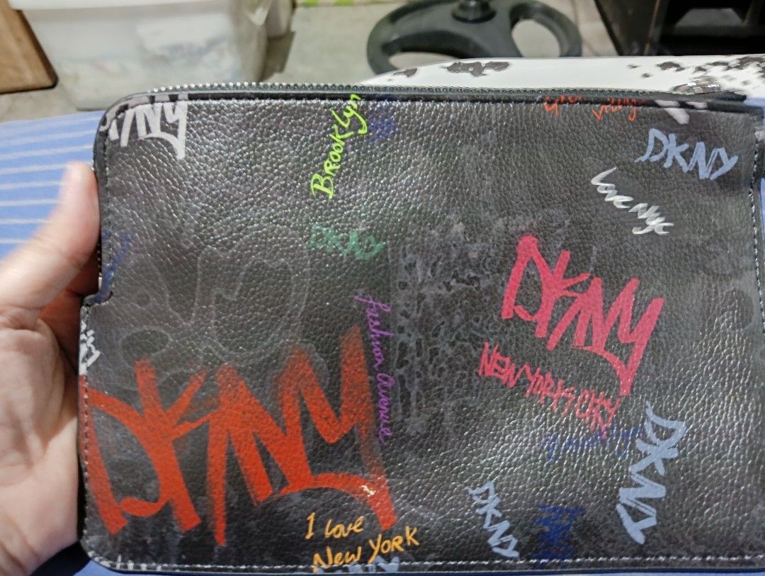 Dkny graffiti wallet 2025