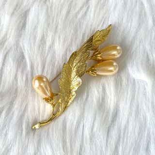 Premier Designs Signed Vintage Gold Tone Leaf Pearl Brooch