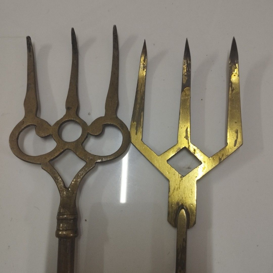 Vintage Brass Toasting Fork (Category: Vintage Collectibles) located in Caloocan City. Submitted by chonadura91470 (Listing ID 1296736572, Image 2). Description: take 2 collectible Vintage Toasting Fork material:Brass with sign of usage.