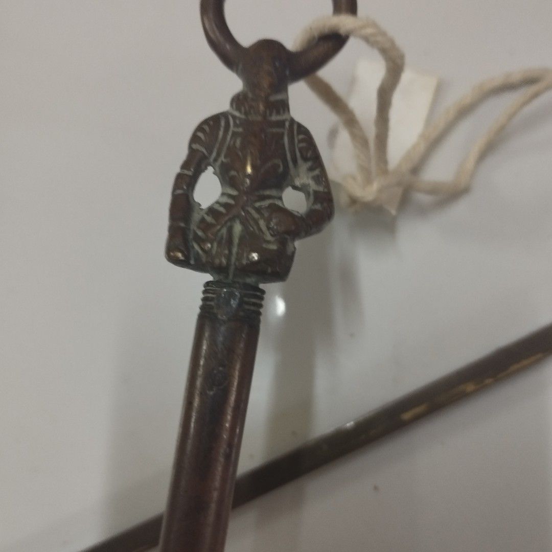 Vintage Brass Toasting Fork (Category: Vintage Collectibles) located in Caloocan City. Submitted by chonadura91470 (Listing ID 1296736572, Image 3). Description: take 2 collectible Vintage Toasting Fork material:Brass with sign of usage.