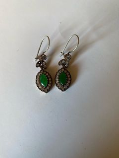 Antique earring with emerald