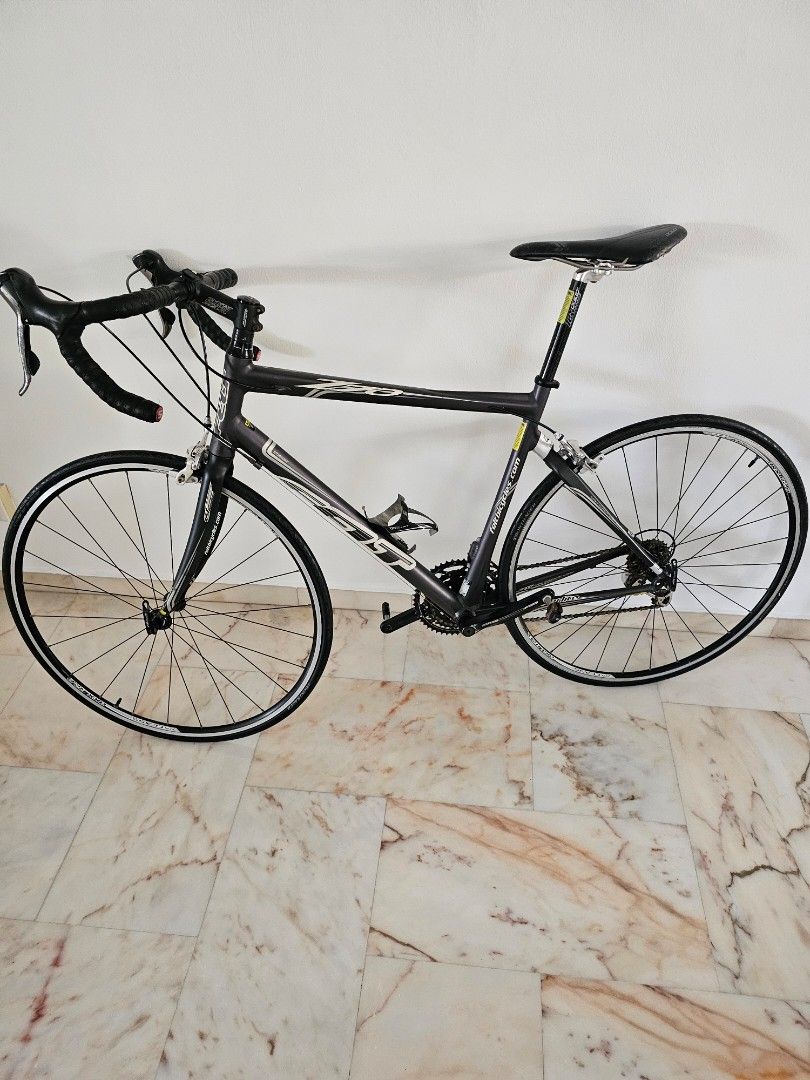 FELT CARBON BODY ROAD BIKE