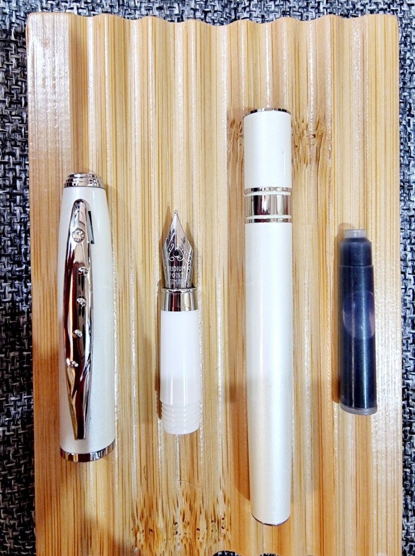 Fountain Pen (Category: Stationery & School Supplies) located in Mandaluyong City. Submitted by selleyo (Listing ID 1296825212, Image 2). Description: Metal Fountain Pen with International Sized Ink Cartridge filled with Black Ink ready to use.