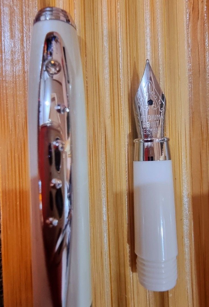 Fountain Pen (Category: Stationery & School Supplies) located in Mandaluyong City. Submitted by selleyo (Listing ID 1296825212, Image 1). Description: Metal Fountain Pen with International Sized Ink Cartridge filled with Black Ink ready to use.