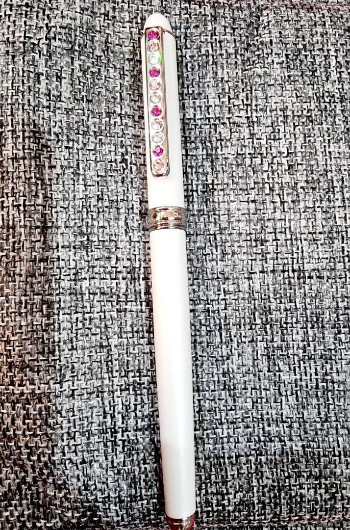 Fountain Pen (Category: Stationery & School Supplies) located in Mandaluyong City. Submitted by selleyo (Listing ID 1296826352, Image 3). Description: Metal Fountain Pen with Rhinestone Design...With free Ink Refill Black Color.