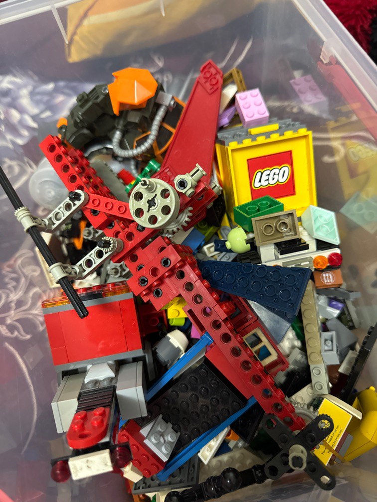 LEGO 有好多。大概全部款式嘅Lego都有。（有正版仲有假嘅混合埋一齊