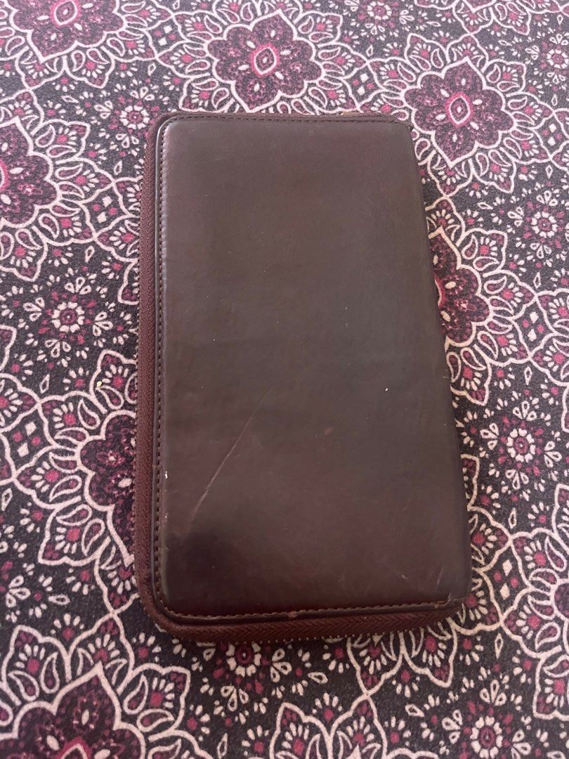 Long Vintage Eddie Bauer Wallet (Category: Wallets & Card Holders) located in Quezon City. Submitted by minekoh21 (Listing ID 1296782180, Image 2). Description: - 100% Genuine Leather - No flaw. Just looks vintage - Convenient to use as it has lots of card and bill slots and with coin compartment - phone can fit as well - UNISEX - solid na solid yung leather nya - YKK zipper.