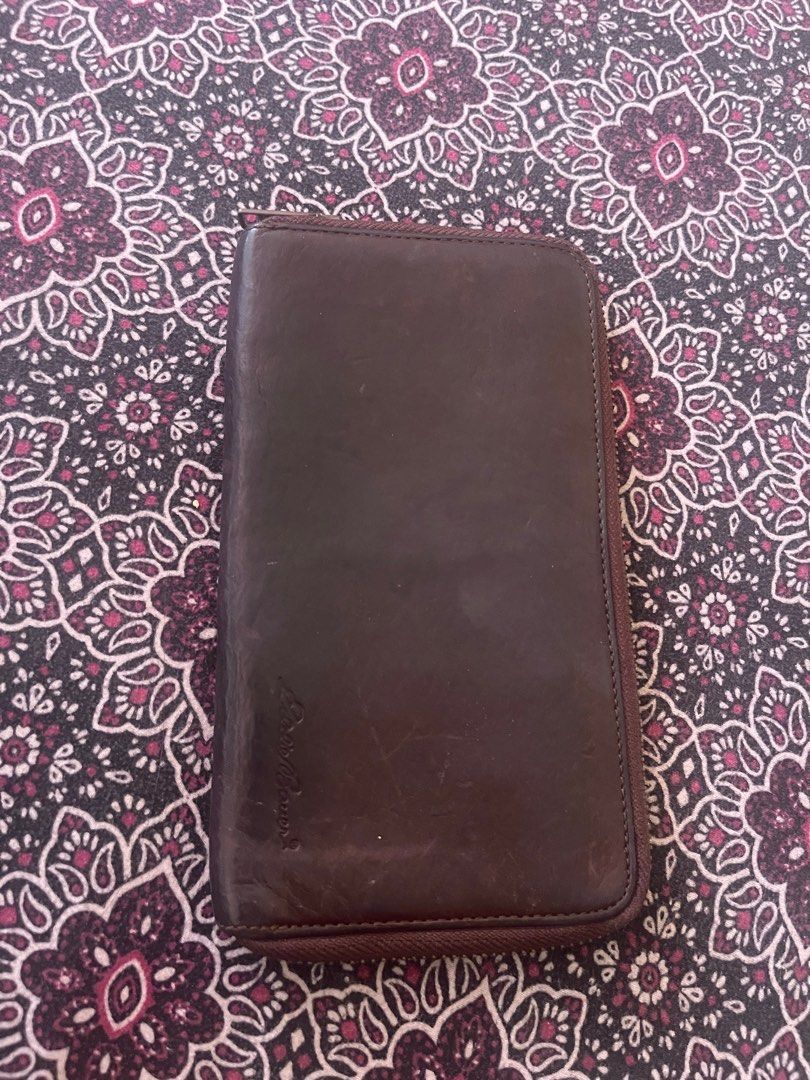 Long Vintage Eddie Bauer Wallet (Category: Wallets & Card Holders) located in Quezon City. Submitted by minekoh21 (Listing ID 1296782180, Image 1). Description: - 100% Genuine Leather - No flaw. Just looks vintage - Convenient to use as it has lots of card and bill slots and with coin compartment - phone can fit as well - UNISEX - solid na solid yung leather nya - YKK zipper.