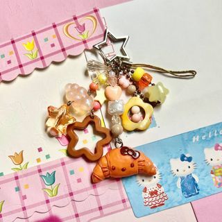 PURIMUCCHI | Hello Kitty Croissant Cluttered Beaded Keychain