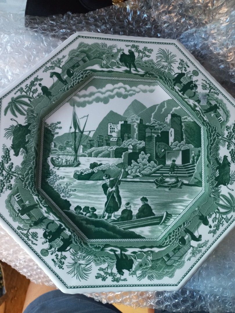 The Spode Archive Sutherland Collection (Category: Dinnerware & Cutlery) located in Quezon City. Submitted by goldenmomma (Listing ID 1296756105, Image 1). Description: Caramnanian Made in England Hexagon Size : 9.5 inches x 9.5 inches.