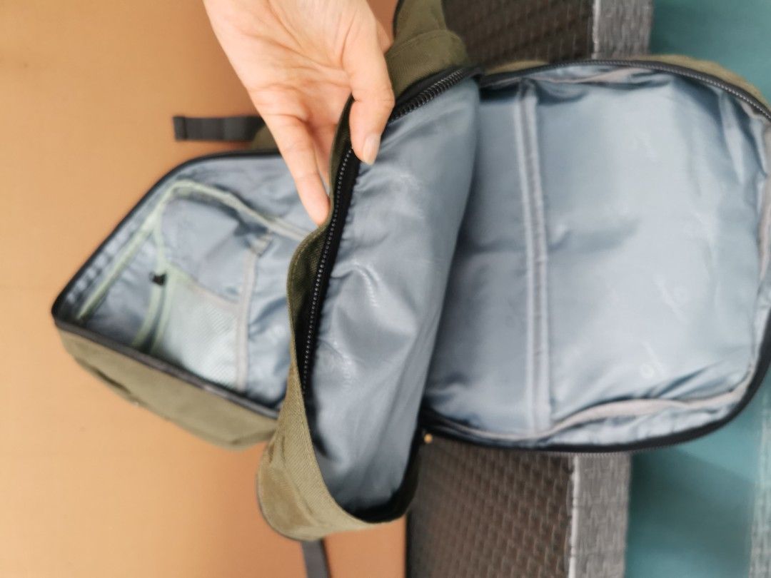 Backpack （分類：背包）位於 Hong Kong。 由 ng5556 提交（商品編號 1296909618，圖片 10）。簡介： Doughnut backbag, 極之好用, 有三層(見圖了) , 有暗格, 內裏幾個分層, 仲可以裝水位。 輕便, 新淨, 靚仔, 襯埋女朋友嘅女裝doughnut, perfect 👍 因為同一時間買咗類似嘅袋, 呢個比較少用, 所以放出嚟。。