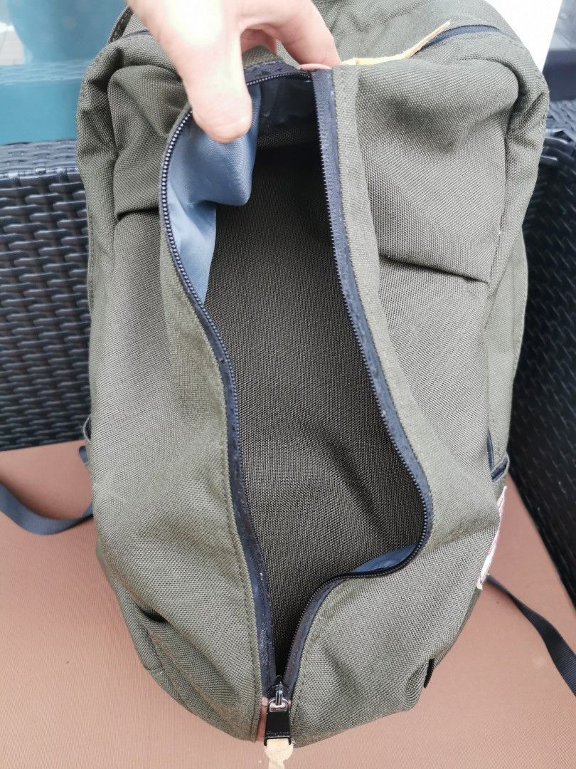 Backpack （分類：背包）位於 Hong Kong。 由 ng5556 提交（商品編號 1296909618，圖片 6）。簡介： Doughnut backbag, 極之好用, 有三層(見圖了) , 有暗格, 內裏幾個分層, 仲可以裝水位。 輕便, 新淨, 靚仔, 襯埋女朋友嘅女裝doughnut, perfect 👍 因為同一時間買咗類似嘅袋, 呢個比較少用, 所以放出嚟。。