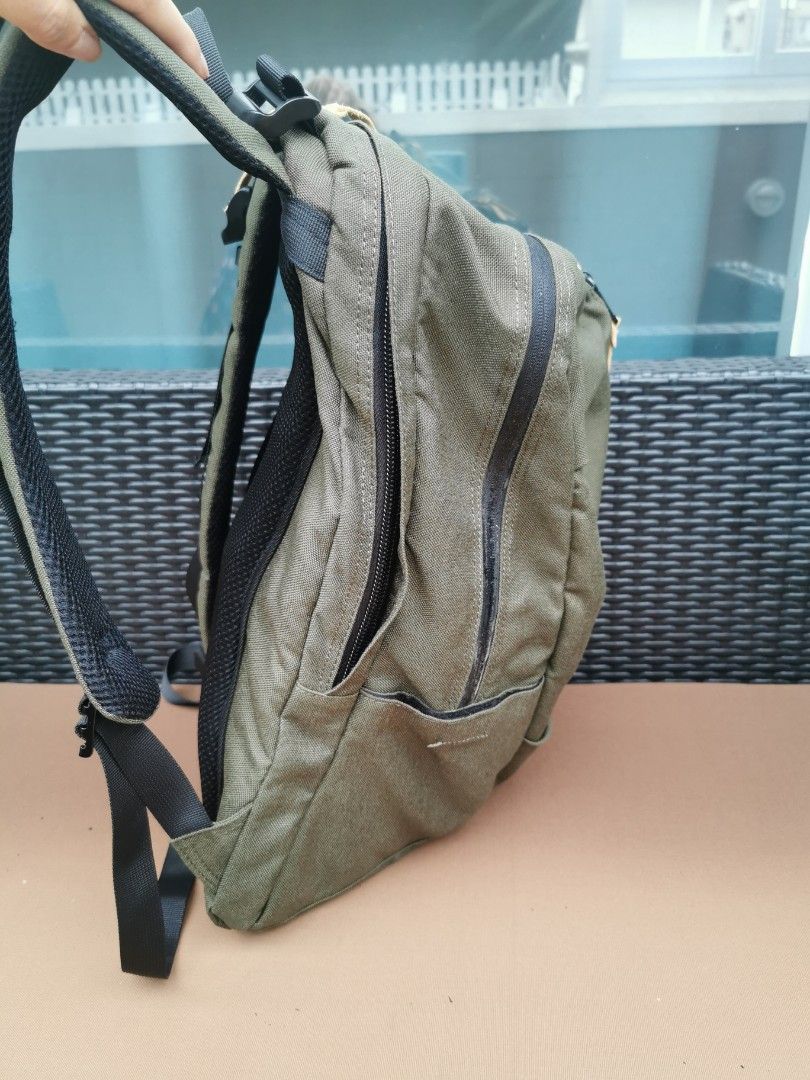 Backpack （分類：背包）位於 Hong Kong。 由 ng5556 提交（商品編號 1296909618，圖片 8）。簡介： Doughnut backbag, 極之好用, 有三層(見圖了) , 有暗格, 內裏幾個分層, 仲可以裝水位。 輕便, 新淨, 靚仔, 襯埋女朋友嘅女裝doughnut, perfect 👍 因為同一時間買咗類似嘅袋, 呢個比較少用, 所以放出嚟。。
