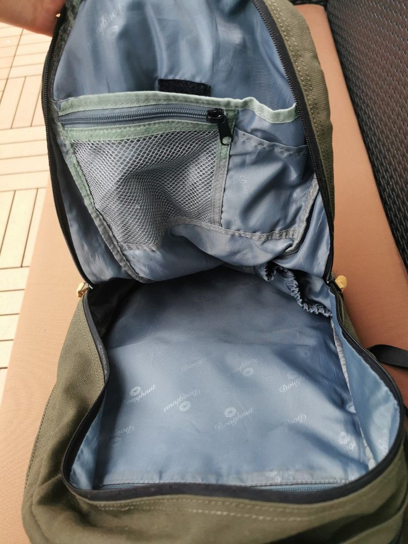 Backpack （分類：背包）位於 Hong Kong。 由 ng5556 提交（商品編號 1296909618，圖片 9）。簡介： Doughnut backbag, 極之好用, 有三層(見圖了) , 有暗格, 內裏幾個分層, 仲可以裝水位。 輕便, 新淨, 靚仔, 襯埋女朋友嘅女裝doughnut, perfect 👍 因為同一時間買咗類似嘅袋, 呢個比較少用, 所以放出嚟。。