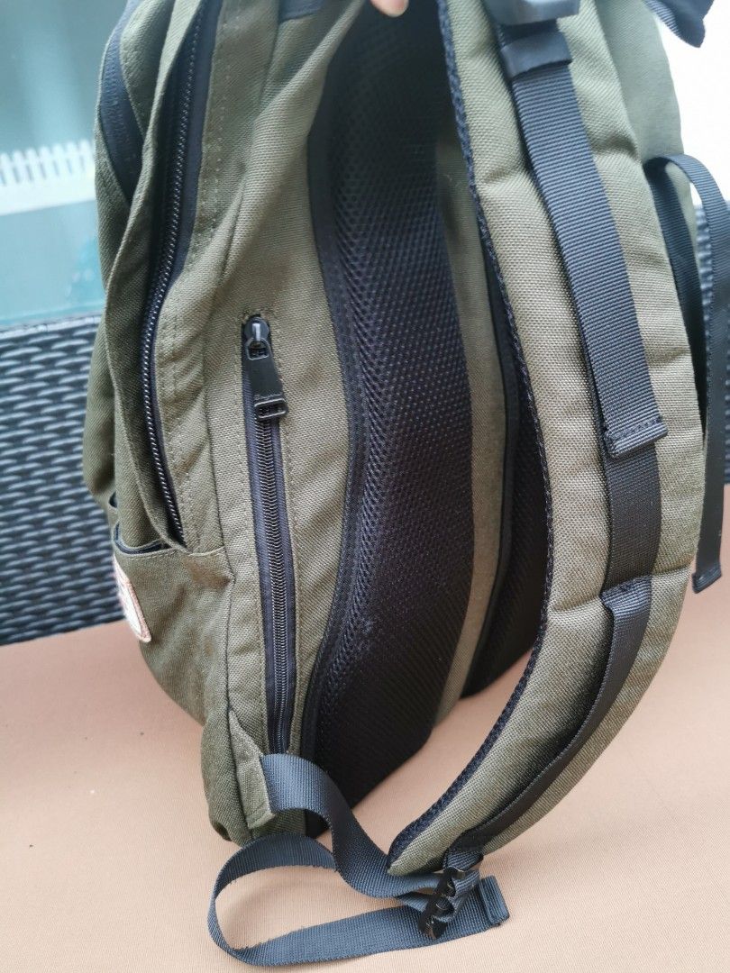 Backpack （分類：背包）位於 Hong Kong。 由 ng5556 提交（商品編號 1296909618，圖片 5）。簡介： Doughnut backbag, 極之好用, 有三層(見圖了) , 有暗格, 內裏幾個分層, 仲可以裝水位。 輕便, 新淨, 靚仔, 襯埋女朋友嘅女裝doughnut, perfect 👍 因為同一時間買咗類似嘅袋, 呢個比較少用, 所以放出嚟。。