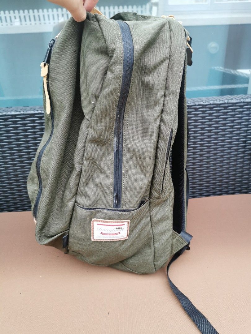 Backpack （分類：背包）位於 Hong Kong。 由 ng5556 提交（商品編號 1296909618，圖片 7）。簡介： Doughnut backbag, 極之好用, 有三層(見圖了) , 有暗格, 內裏幾個分層, 仲可以裝水位。 輕便, 新淨, 靚仔, 襯埋女朋友嘅女裝doughnut, perfect 👍 因為同一時間買咗類似嘅袋, 呢個比較少用, 所以放出嚟。。