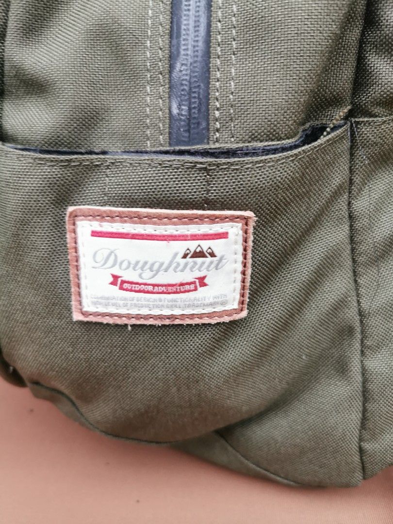 Backpack （分類：背包）位於 Hong Kong。 由 ng5556 提交（商品編號 1296909618，圖片 4）。簡介： Doughnut backbag, 極之好用, 有三層(見圖了) , 有暗格, 內裏幾個分層, 仲可以裝水位。 輕便, 新淨, 靚仔, 襯埋女朋友嘅女裝doughnut, perfect 👍 因為同一時間買咗類似嘅袋, 呢個比較少用, 所以放出嚟。。