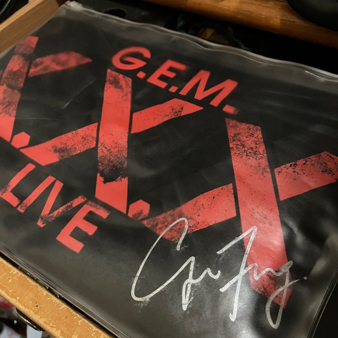 G.E.M. GEM 鄧紫棋絕版X.X.X. LIVE 演唱會真親筆簽名黑紅Tee 週邊周邊, 興趣及遊戲, 收藏品及紀念品, 明星周邊-  Carousell