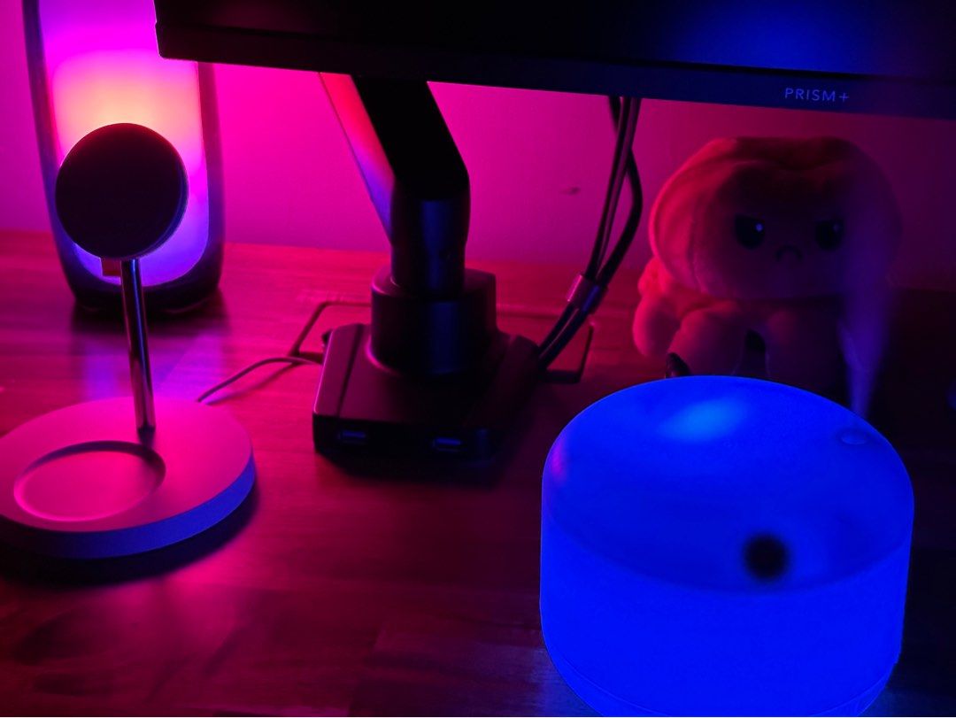 Humidifier diffuser (Category: Air Purifiers & Dehumidifiers) located in Singapore. Submitted by __88888______ (Listing ID 1297023372, Image 1). Description: BNIB humidifier with fragrance oil Cheapest on market $6/Pc pickup only .