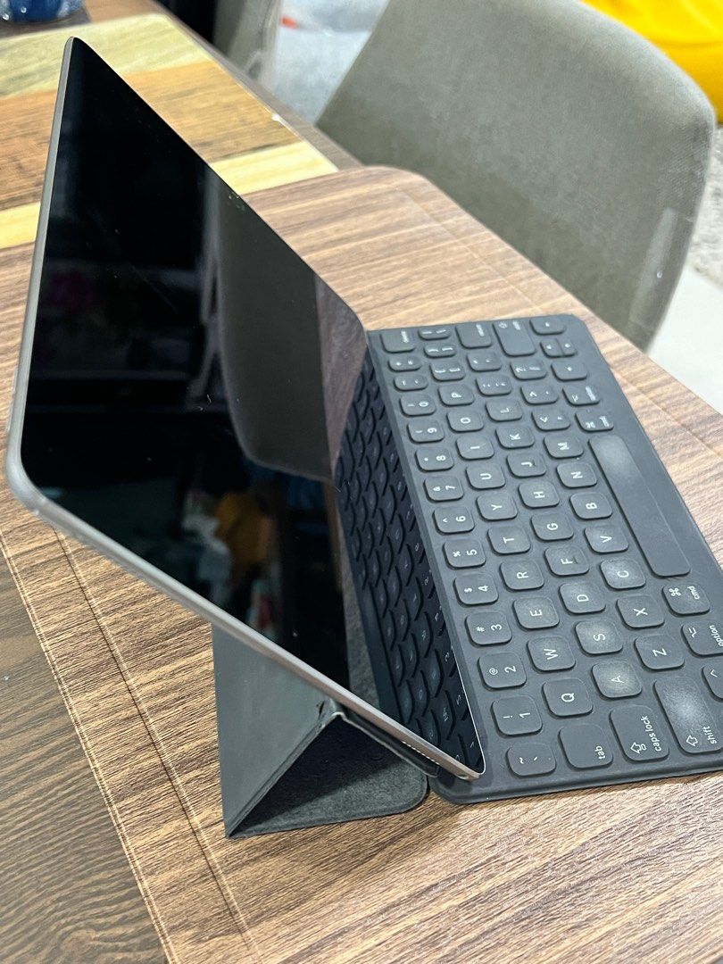 iPad Pro 10.5 WiFi 512GB + Smart Keyboard , Mobile Phones ...