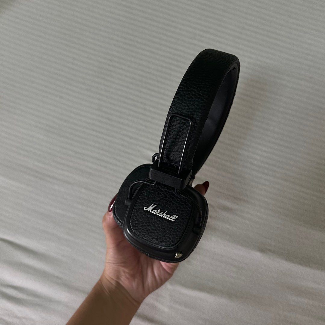 Marshall (Category: Headphones & Headsets) located in Lapu Lapu. Submitted by theorchidarchives (Listing ID 1296911706, Image 3). Description: Bought in SM City Cebu, forgot the model. Issue: I lost the charger, but you can use a micro USB charger. Leather is starting to peel off. RFS: I’m having a hard time connecting my iPhone 14 pm to Bluetooth. Can be used for a laptop with the wire available..