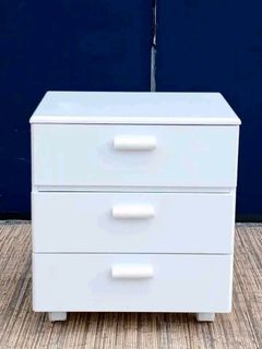 Mobile Vanity Dresser
16”L x 12”W x 18-29”H
Php 5000

Pull-up door with mirror
Pulldown table
2 pullout drawers
In good condition