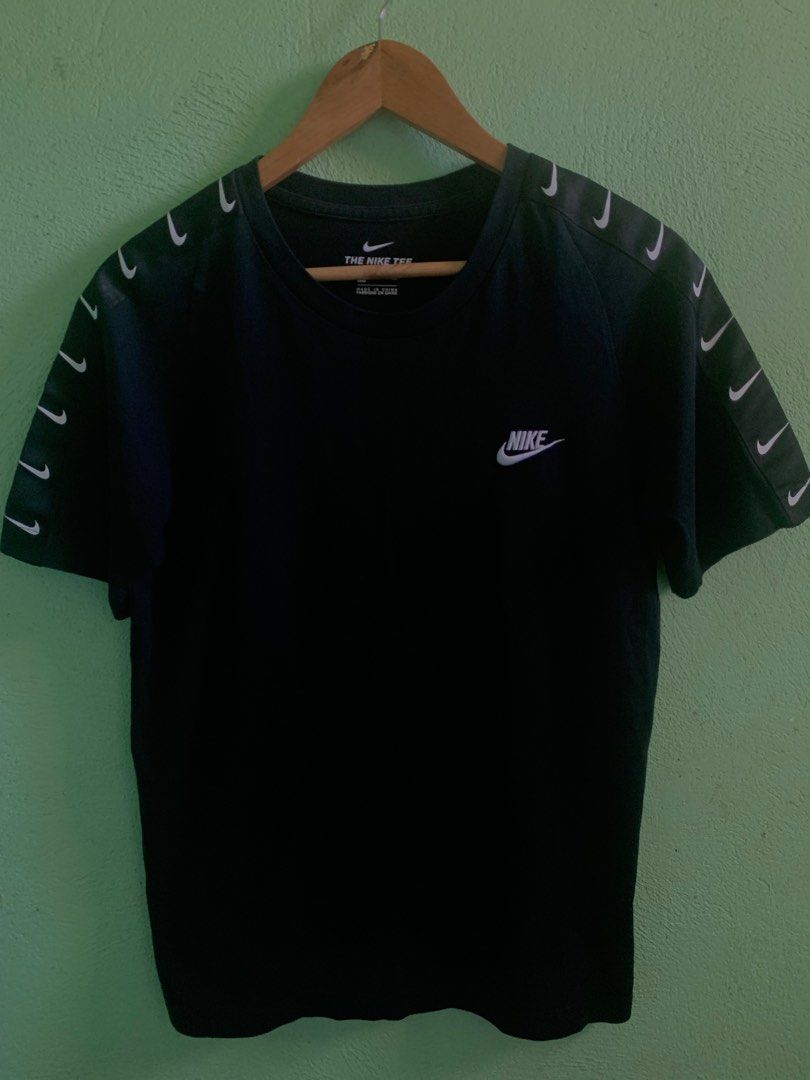 Nike Side Tape Swoosh Tee (Category: Tshirts & Polo Shirts ) located in Cavite. Submitted by mcgars (Listing ID 1297031477, Image 1). Description: Excellent condition 18x26 No issue Small on tag but Medium fit Steal na Steal to mga bro.