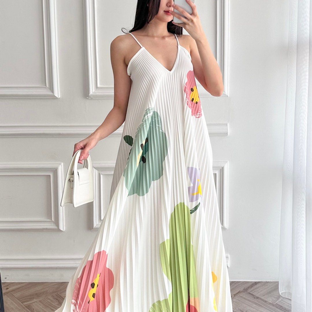 (Sewa) CLAUDE OFFICIAL - White Flower PLEATS PLEATED DRESS RENT MISSE