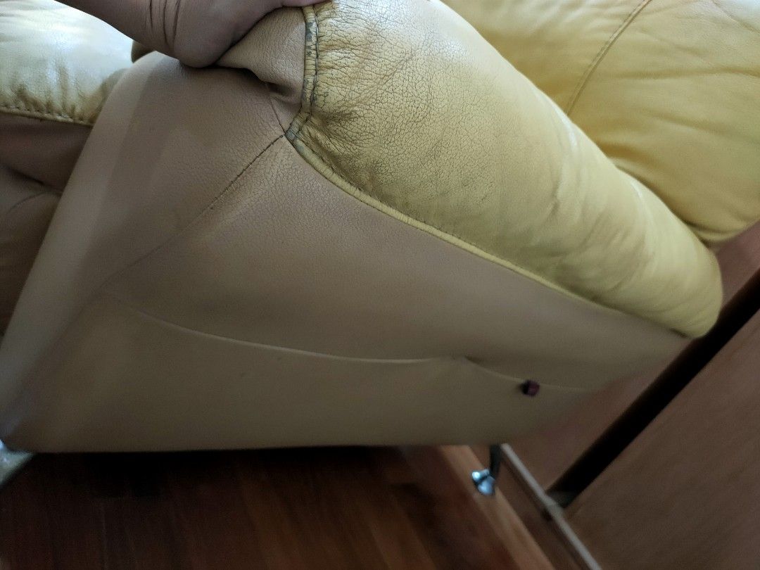 Sofas (Category: Sofas) located in Subang Jaya. Submitted by cpyuen5344 (Listing ID 1296986586, Image 3). Description: Brand : Lorenzo Full Leather singer sofa conditioner : please refer to Photos dimension : please refer to Photos. Thank you.