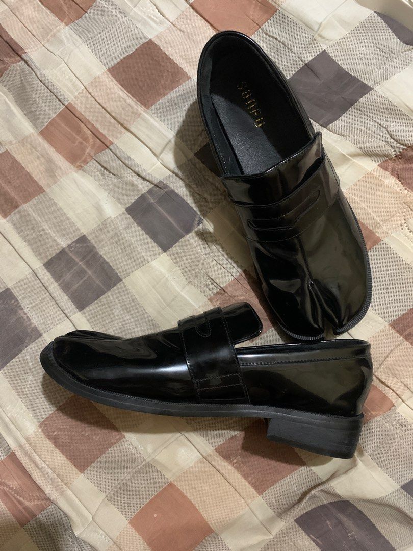 Tabi Loafers Alternatives (Category: Loafers) located in Iligan City. Submitted by badboibez (Listing ID 1297052794, Image 2). Description: Tabi Loafer Alternatives 23cm / US Women’s 6 or 6.5 / EU 37 / UK 4 Condition: 9/10 - Minor scratches on the sole as seen in the pictures Reason for Selling: Wrong Size MOP: GCash + shipping fee *Seller must shoulder shipping fee* *FIXED PRICE*.