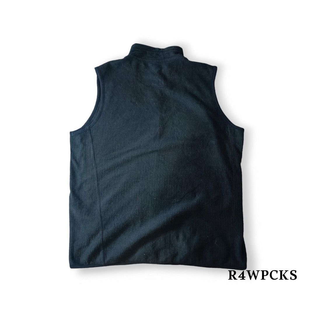 UNIQLO WAFFLE TEXTURED CHALECO VEST (Category: Vests) located in San Mateo. Submitted by r4wpcks (Listing ID 1297027366, Image 2). Description: Size on Tag: L Best Fit: L - XL Width: 22.5 inches Length: 27 inches Condition: 8.5/10 Color Rate: 9/10 Issue: None.