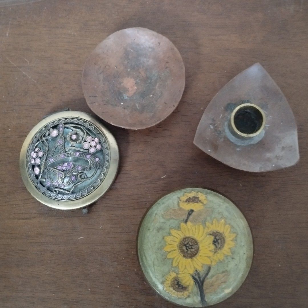Vintage Bundle (Category: Makeup) located in Caloocan City. Submitted by chonadura91470 (Listing ID 1296970977, Image 1). Description: vintage bundle inclusion: trinket,compact mirror,candle holder.
