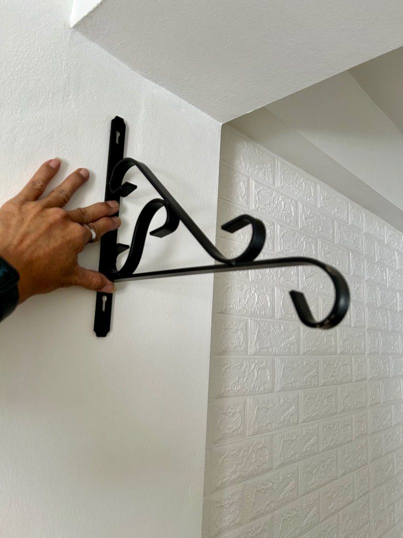 Wall mount hanger
